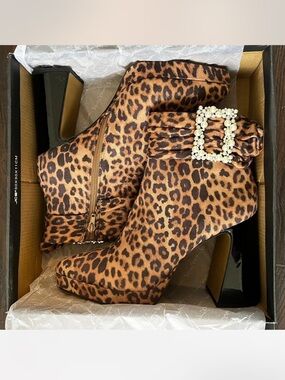 Betsey Johnson Idris Leopard Print Ankle Boots with Pearl Buckle sz 9 New